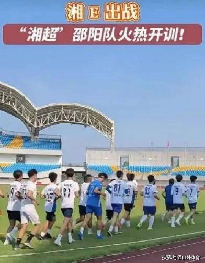 举重总决赛焦点战：燕山迅豹队鏖战辽东巨龙队，新星闪耀。韧性比赛的样板